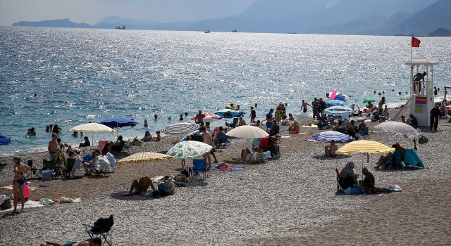 Antalya sahillerinde yoğunluk sürüyor