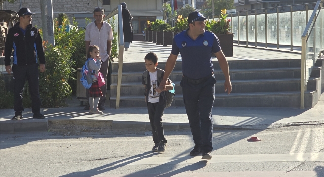 Korkuteli’de zabıta ekipleri okulların çevresinde güvenlik önlemi alıyor