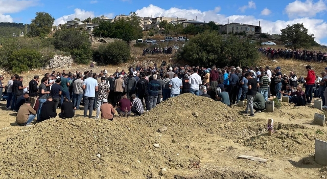 Mersin’de öldürülen aynı aileden 3 kişinin cenazeleri toprağa verildi