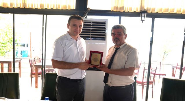 Osmaniye Tarım ve Orman Müdürü Kolabaş'tan Emektar Çalışana Plaket