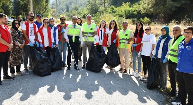 Osmaniye’de gönüllü gençler çevre temizliği yaptı