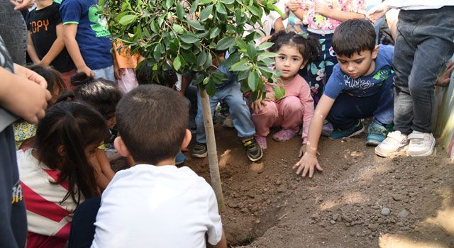 Anaokulu Öğrencilerinden Fidan Dikme Etkinliği