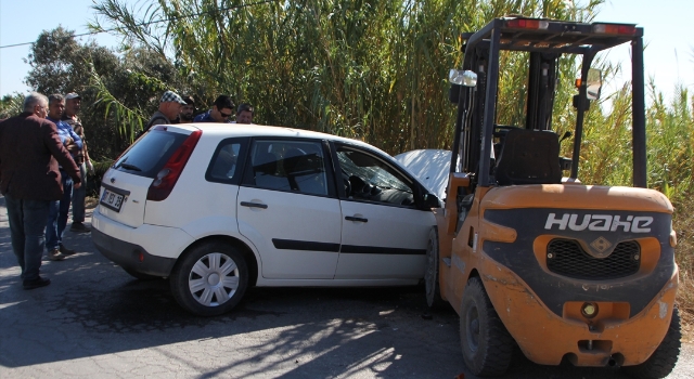 Antalya’da forklifle çarpışan otomobilin sürücüsü yaralandı