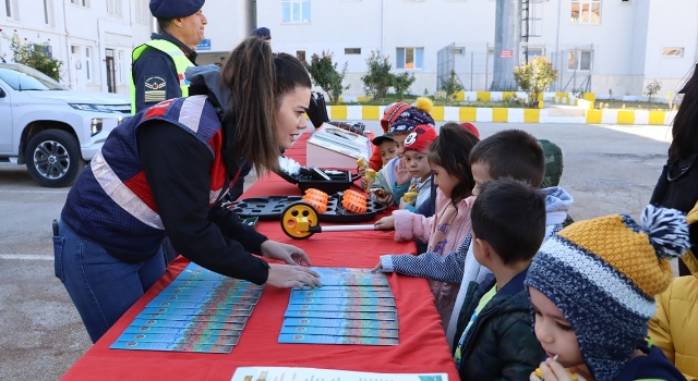 Burdur İl Jandarma Komutanlığı minik misafirlerini ağırladı