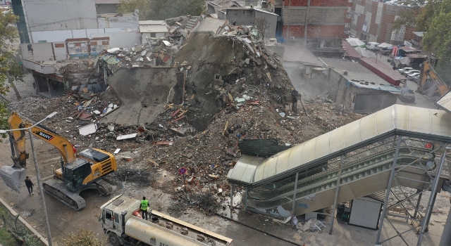 Depremin merkez üssü Kahramanmaraş’ta hasarlı binalar yıkılıyor