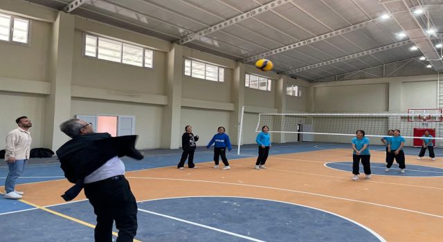 Ellek Belediye Başkanı Abbas Yeşildemir, Gençlerle Voleybol Maçında Buluştu