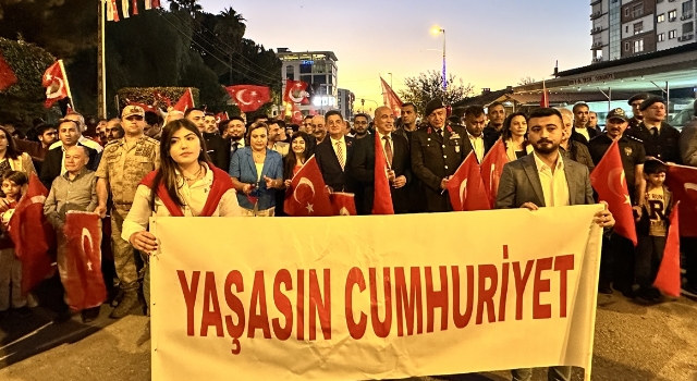 Hatay’da 29 Ekim Cumhuriyet Bayramı fener alayıyla kutlandı