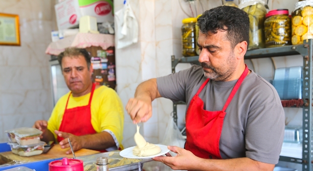 Hatay’da depremde 9 yakınını kaybeden mezeci, dede mesleğini sürdürüyor