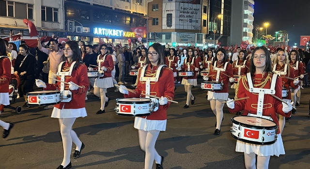 İskenderun’da Cumhuriyet’in 101. yılı fener alayıyla kutlandı