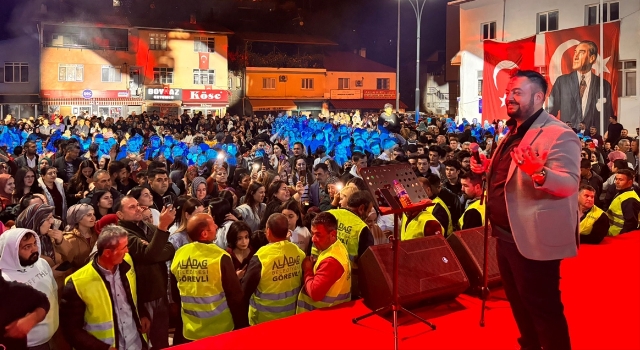 Şarkıcı Hüseyin Kağıt, Adana’da Cumhuriyet Bayramı dolayısıyla konser verdi