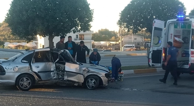 Serik’te refüjdeki ağaçlara ve direğe çarpan otomobildeki kişi yaralandı