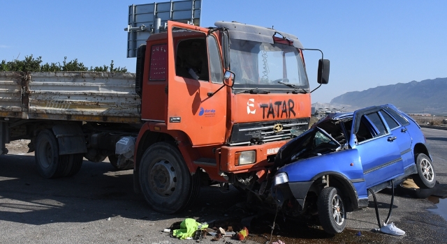 Adana tırla çarpışan otomobildeki 1 kişi öldü, 1 kişi yaralandı