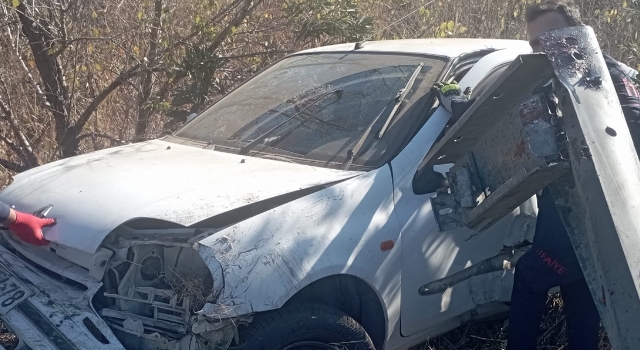 Adana’da bariyerlere çarpıp devrilen otomobilin sürücüsü öldü