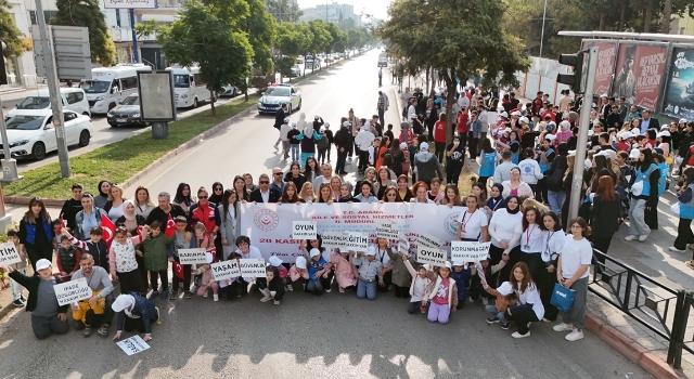 Adana’da çocuk haklarına dikkati çekmek amacıyla yürüyüş düzenlendi