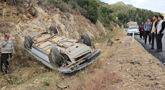 Adana’da devrilen otomobilin sürücüsü yara almadan kurtuldu