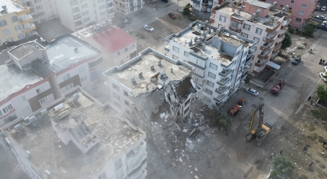 Adana’da güçlendirme başvurusu yapılmayan orta hasarlı binaların yıkımı sürüyor