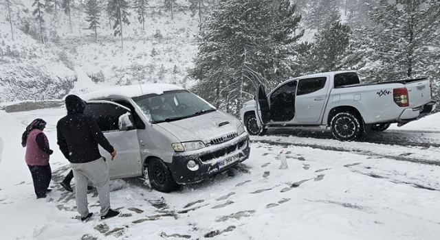 Adana’da karda mahsur kalan otomobildeki 2’si çocuk 5 kişi kurtarıldı