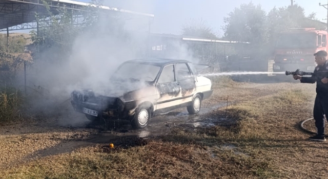 Adana’da park halindeki otomobil yandı