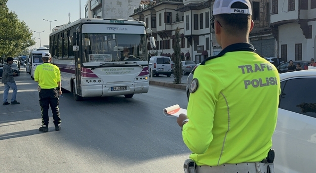 Adana’da sivil ekipler gereksiz korna çalan 35 sürücüye para cezası kesti