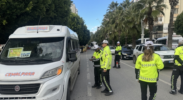 Adana’da trafik polisleri toplu taşıma araçlarını sivil denetledi