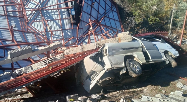 Alanya’da fırtına ev ve seralara zarar verdi