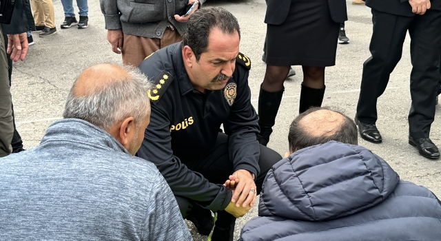 Antalya İl Emniyet Müdürü, trafik kazasında yaralanan polisin elini tutarak ambulansı bekledi