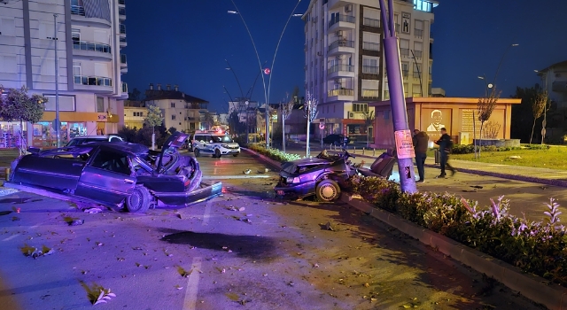 Antalya’da aydınlatma direğine çarpıp ikiye bölünen otomobildeki genç kız öldü, sürücü yaralandı