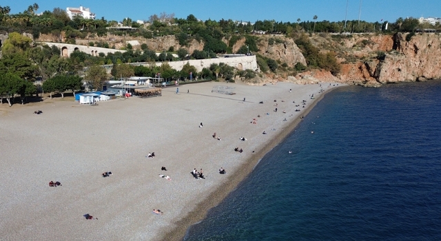 Antalya’da güneşli havayı fırsat bilenler sahillerde vakit geçirdi