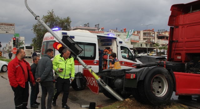 Antalya’da iki tırın çarpıştığı kazada 1 kişi yaralandı