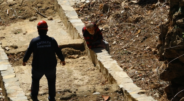 Antalya’da kayalıklarda mahsur kalan kişiyi itfaiye kurtardı