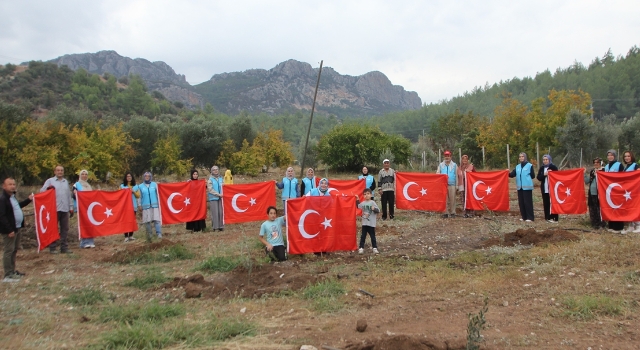 Antalya’da kız öğrenciler, yangından zarar gören bahçeye fidan dikti