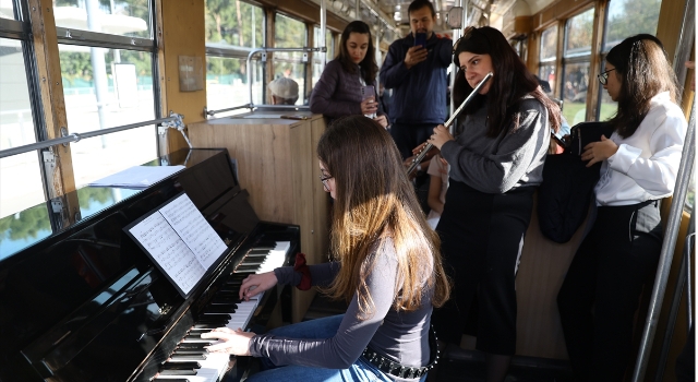 Antalya’da konservatuvar öğrencileri, tramvayda piyano çaldı