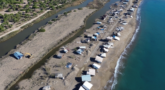 Antalya’da Kumköy sahilindeki tatilcilerin çardakları ekiplerce yıkıldı