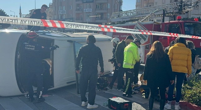 Antalya’da minibüs ile hafif ticari aracın çarpıştığı kazada 3 kişi yaralandı