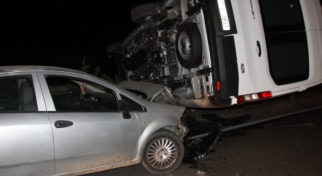 Antalya’da servis minibüsü ile otomobil çarpıştı