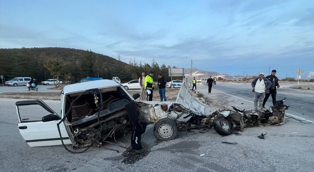 Burdur’da iki otomobilin çarpıştığı kazada 6 kişi yaralandı