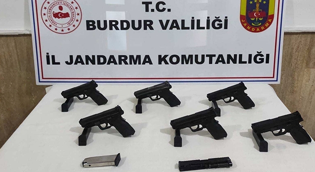 Burdur’da kaçakçılık operasyonlarında yakalanan şüphelilerden biri tutuklandı