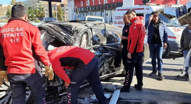 Burdur’da otomobille kamyonun çarpıştığı kazada 4 kişi yaralandı