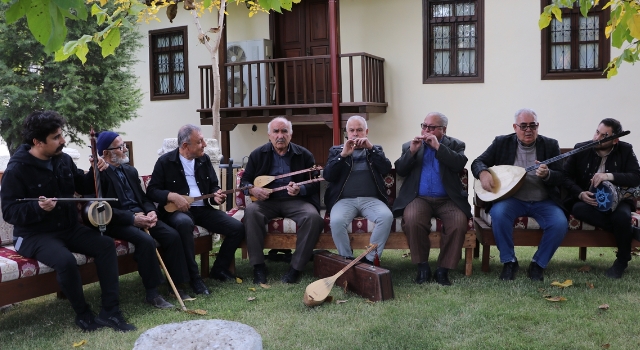 Burdur’da tarihi kültür evinde yöresel müzik dinletisi sunuldu