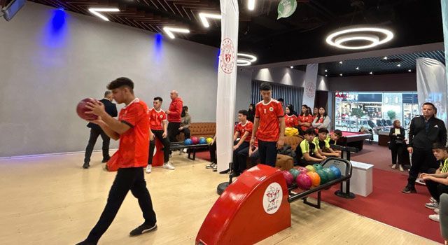 Gençlerin Bowling Heyecanı