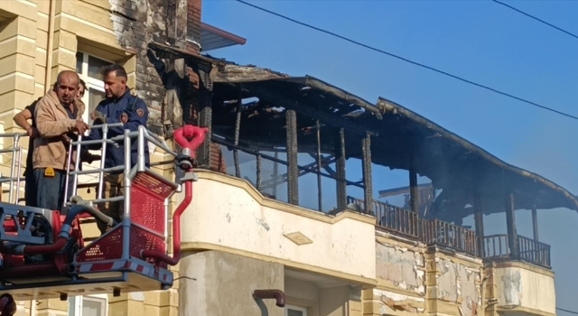 Hatay’da 3 katlı binada çıkan yangında mahsur kalan 3 kişi kurtarıldı