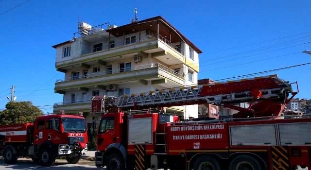 Hatay’da apartmanın çatı katında çıkan yangın söndürüldü