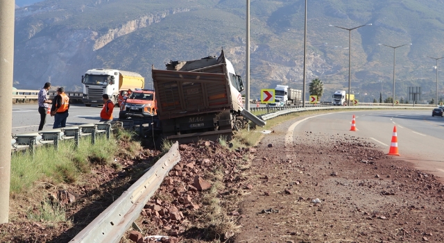 Hatay’da bariyere çarpan tırın sürücüsü yaralandı