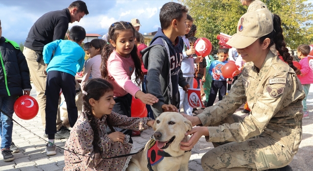 Hatay’da jandarma ekipleri çocuklarla buluştu