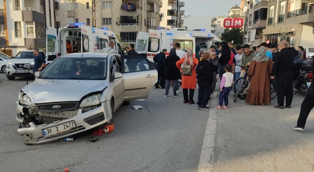 Hatay’da otomobilin çarptığı motosikletteki 3 kişi yaralandı