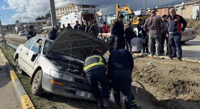 Hatay’da refüje çarpan otomobildeki 6 kişi yaralandı