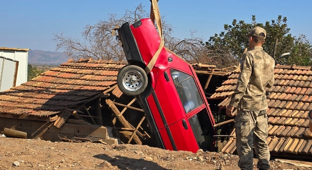 Hatay’da yoldan çıkan otomobil yol kenarındaki binanın çatısına düştü