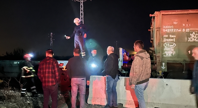 Hatay’da yük treninin çarptığı kişi yaralandı