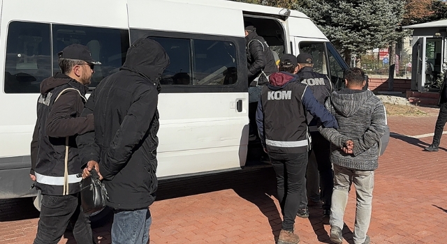 Isparta’da belediye çalışanı gibi görünerek kaçak kazı yapan 5 zanlı tutuklandı