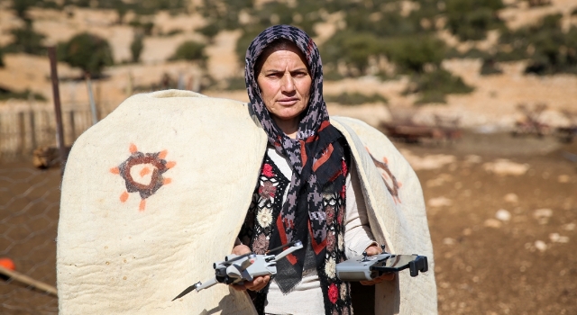 Kadın çoban, sürüsünün takibini dronla yapıyor